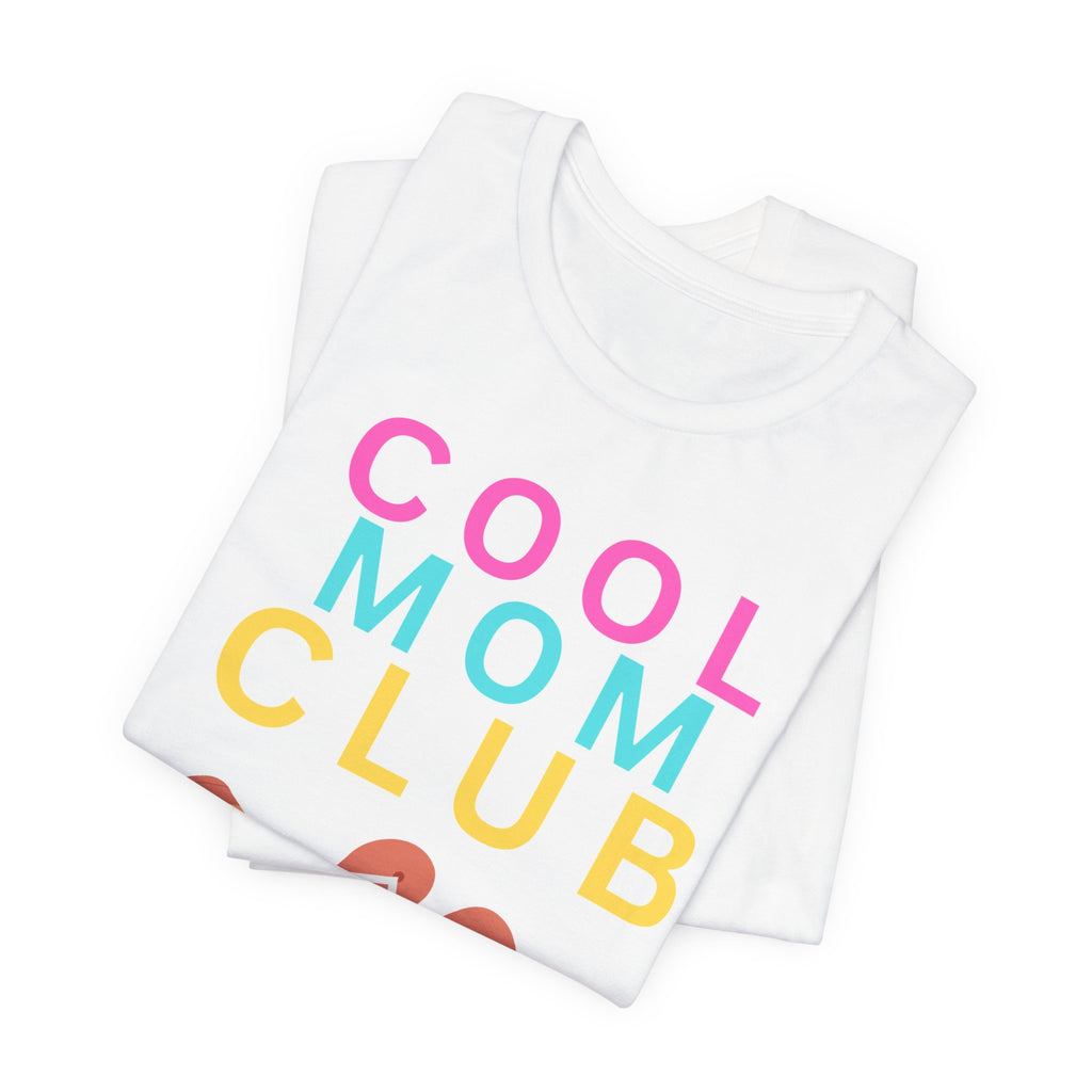 Cool Mom Club Beach Tee — Beach Bag Graphic T-Shirt