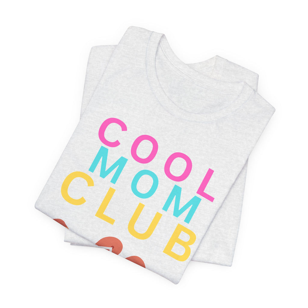 Cool Mom Club Beach Tee — Beach Bag Graphic T-Shirt