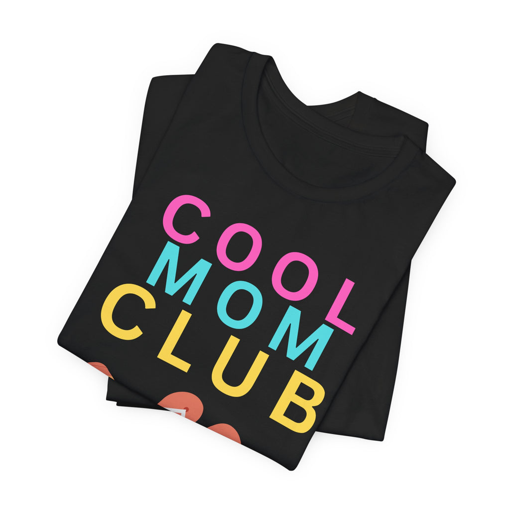Cool Mom Club Beach Tee — Beach Bag Graphic T-Shirt