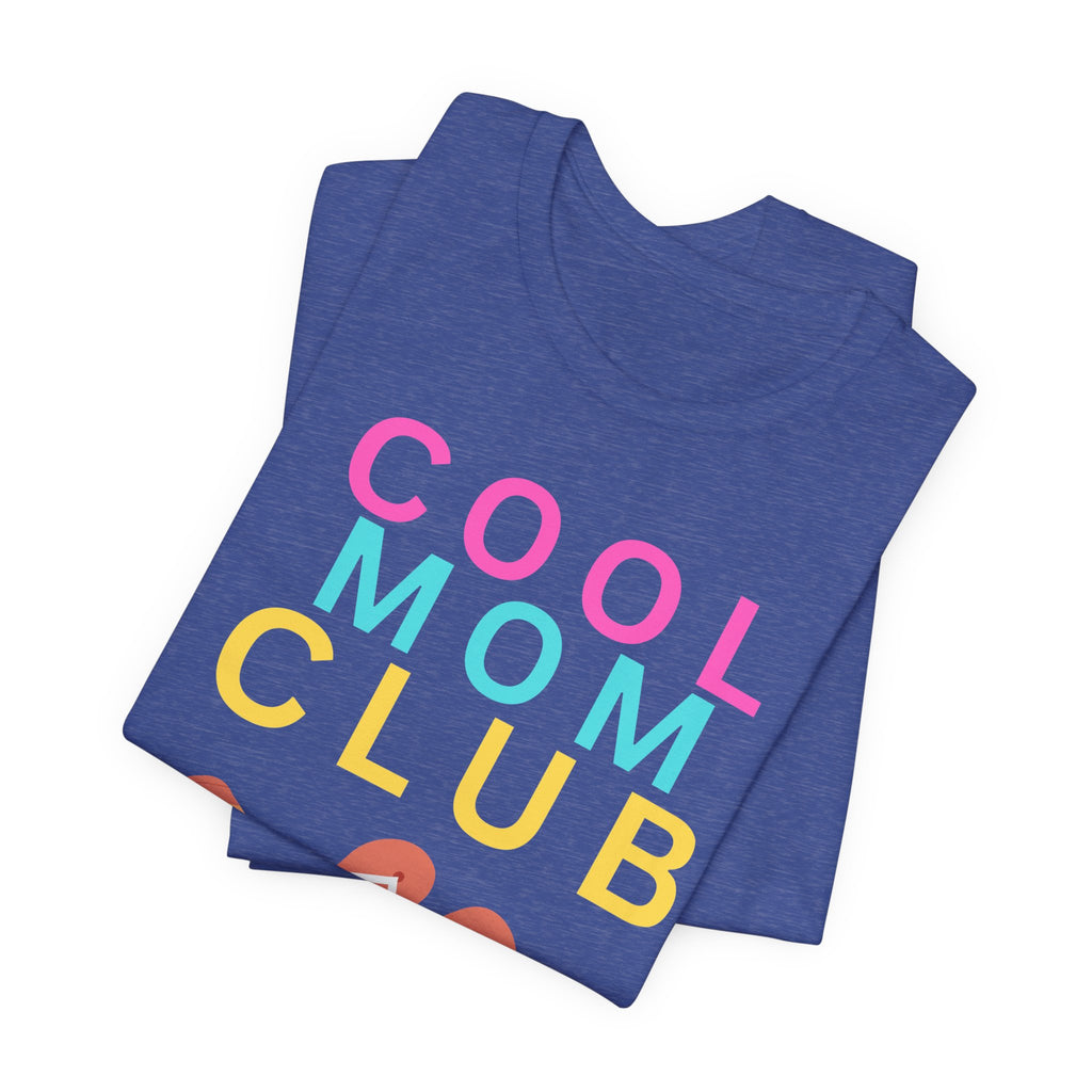 Cool Mom Club Beach Tee — Beach Bag Graphic T-Shirt